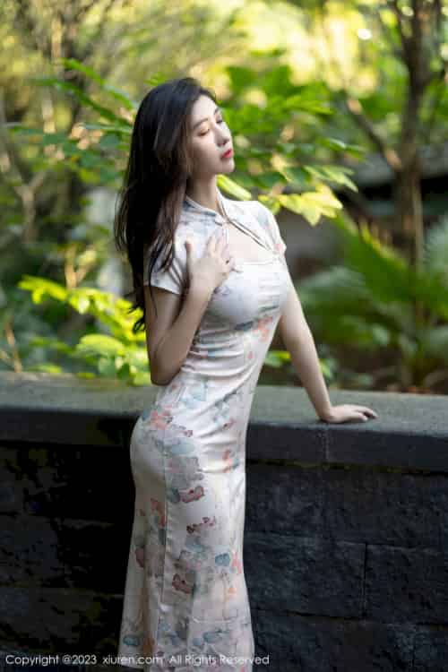 [XiuRen秀人网] No.7631 新人章芃芃 – 旗袍服饰+魅惑黑丝性感写真