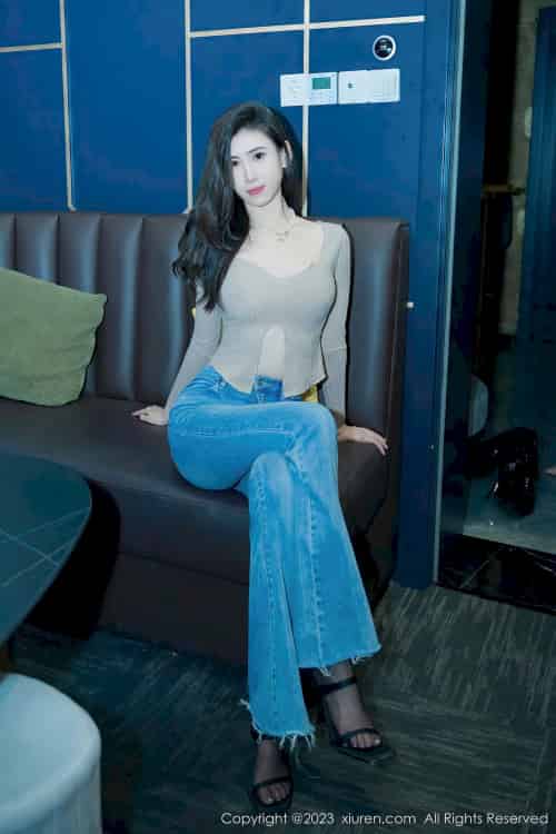 [XiuRen秀人网] No.7041 新人章芃芃 – 杏色上衣+简约牛仔裤性感写真-紫橙网创项目网