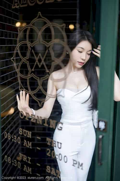 [XiuRen秀人网] No.6628 徐莉芝Booty – 露肩上衣+简约长裤性感写真