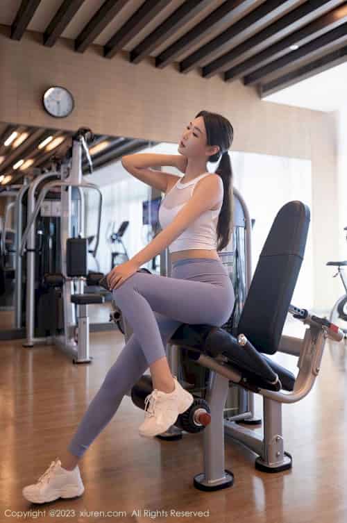 [秀人XiuRen] No.7197 唐安琪 – 白色上衣+蓝灰运动裤澳门旅拍