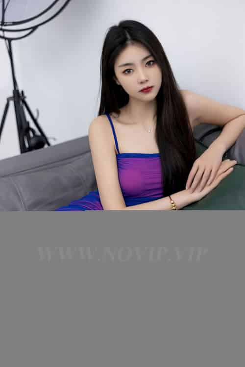 [秀人XiuRen] No.6374 模特可樂Vicky – 蓝紫色吊裙+黑丝美腿性感写真