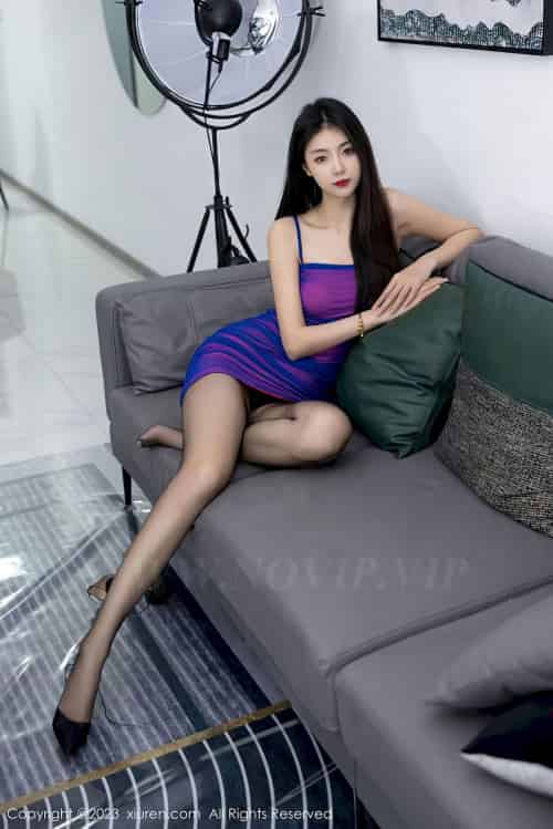 [秀人XiuRen] No.6374 模特可樂Vicky – 蓝紫色吊裙+黑丝美腿性感写真