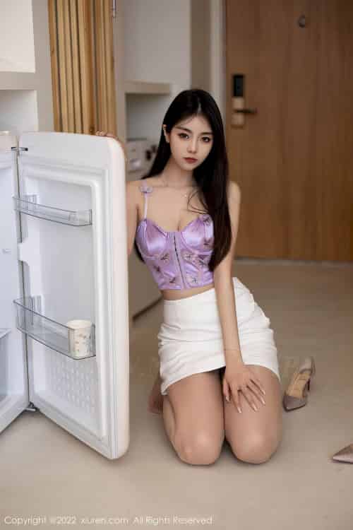 [秀人XiuRen] No.5873 模特可乐Vicky – 紫色上衣+白色短裙性感写真