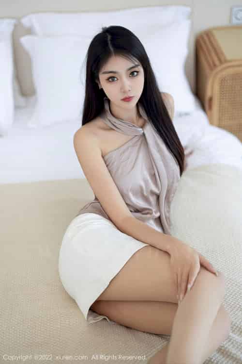 [秀人XiuRen] No.5804 模特可乐Vicky – 露肩上衣+白色短裙性感写真