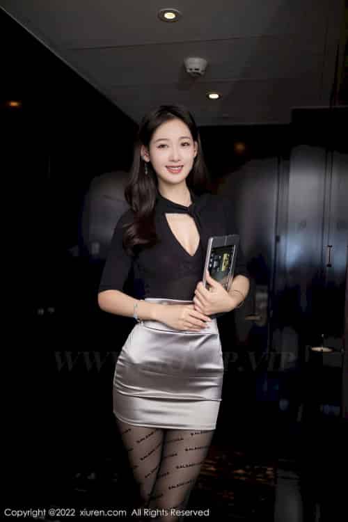 [秀人XiuRen] No.5887 模特唐安琪 – 黑色上衣+银色短裙北京旅拍-紫橙网创项目网