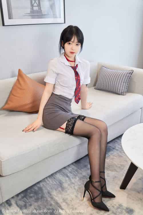 [秀人Xiuren] No.5182 模特奶瓶子 – 白色上衣+灰色短裙性感写真