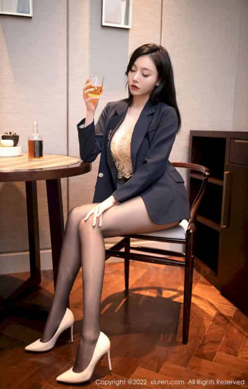 [秀人XiuRen] No.6051 模特安然anran – 职场OL+醉酒主题性感写真