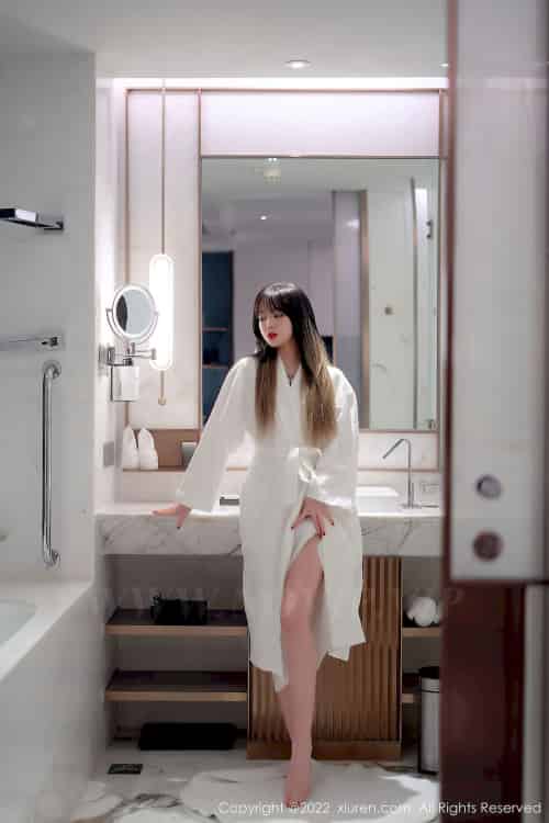 [秀人XiuRen] No.4611 模特奶瓶 – 白色轻透薄纱吊带长裙性感写真