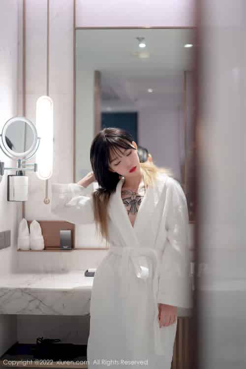 [秀人XiuRen] No.4611 模特奶瓶 – 白色轻透薄纱吊带长裙性感写真