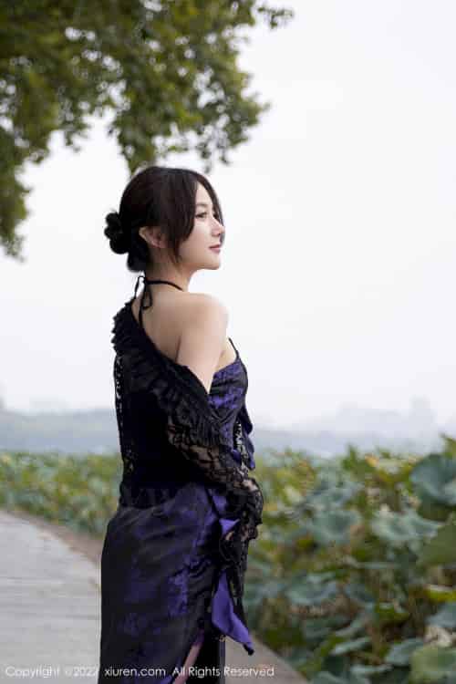 [秀人XiuRen] No.6074 模特鱼子酱Fish – 暗紫连衣裙+紫色丝袜迷人旅拍