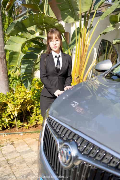 [尤蜜荟YouMi] Vol.636 女神王雨纯 – 丰腴身材+香车美女主题三亚旅拍-紫橙网创项目网