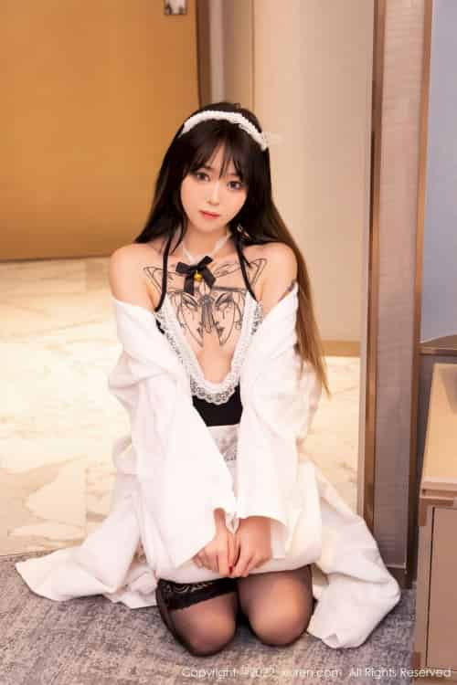 [秀人XiuRen] No.4535 模特奶瓶子 – 白色外套+诱人黑丝性感写真