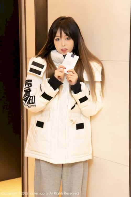 [秀人XiuRen] No.4470 模特奶瓶子 – 羽绒外套+极致美腿性感写真