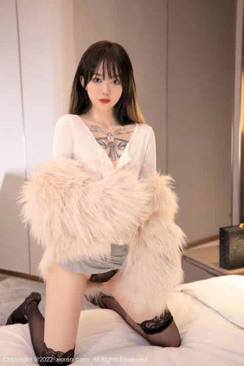 [秀人XiuRen] No.4441 模特奶瓶 – 白色轻透上衣+诱人黑丝性感写真