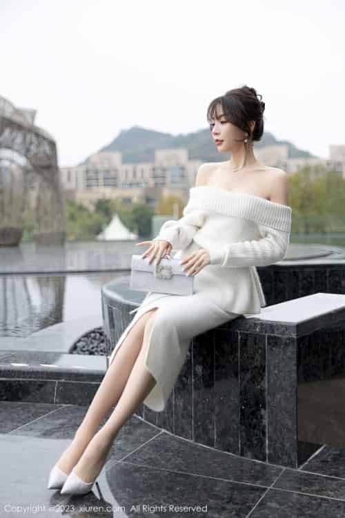 [秀人XiuRen] No.6132 女神徐莉芝Booty – 露肩连衣长裙+原色丝袜性感写真