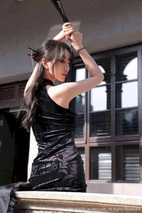 [秀人XiuRen] No.6050 模特玥儿玥er – 黑色露肩旗袍+魅惑黑丝海南旅拍