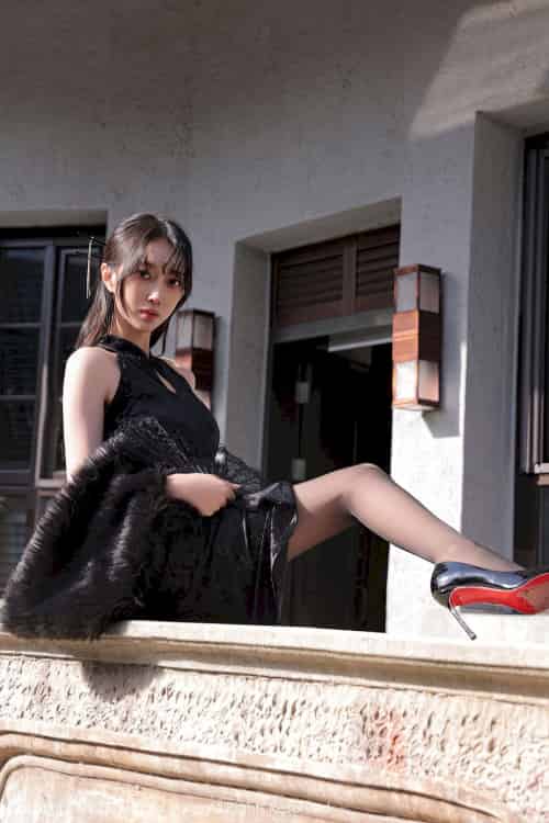 [秀人XiuRen] No.6050 模特玥儿玥er – 黑色露肩旗袍+魅惑黑丝海南旅拍-紫橙网创项目网