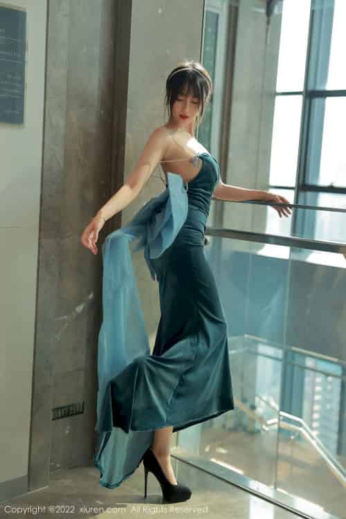 [秀人XiuRen] No.5493 玥儿玥er – 暗绿色吊带长礼裙+原色丝袜香格里拉旅拍-紫橙网创项目网