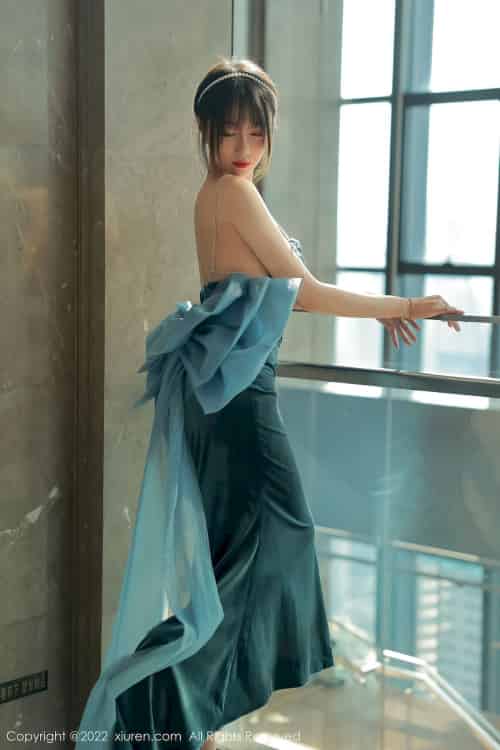 [秀人XiuRen] No.5493 玥儿玥er – 暗绿色吊带长礼裙+原色丝袜香格里拉旅拍