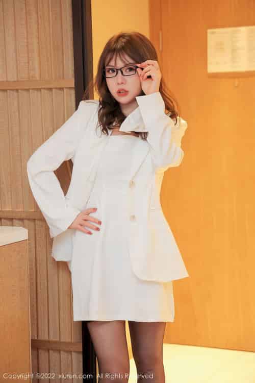 [XiuRen秀人网]  No.4960 模特雅雯 – 职业OL装扮+苗条身姿性感写真