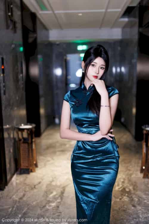 [XiuRen秀人网] No.9653 新人南乔 – 墨绿旗袍+黑丝性感写真