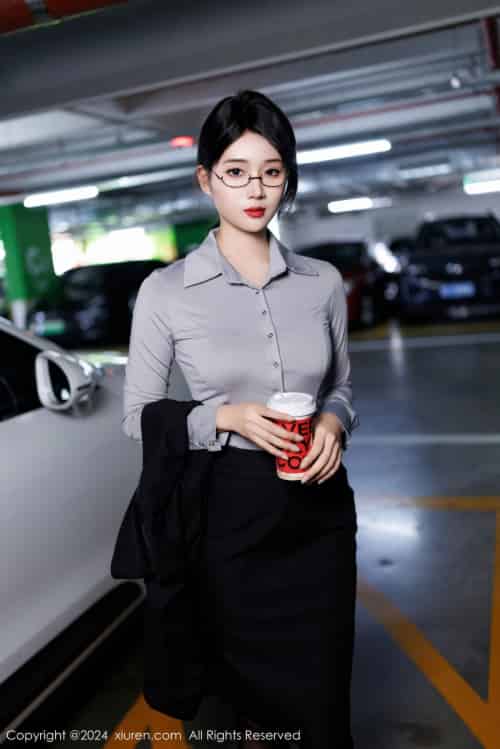 [XiuRen秀人网] No.9567 新人模特南乔 – OL服饰+黑色短裙写真