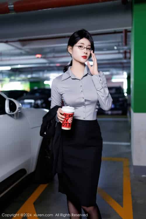 [XiuRen秀人网] No.9567 新人模特南乔 – OL服饰+黑色短裙写真